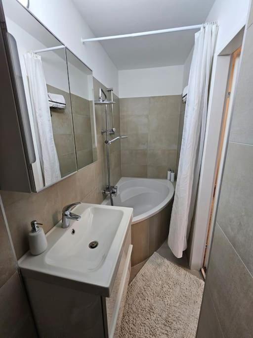 Affordable Suite In Vienna'S Hotpoint Экстерьер фото