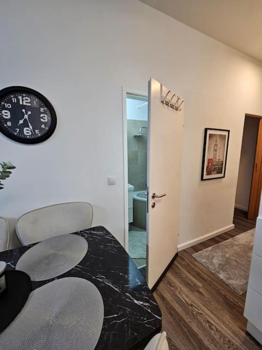 Affordable Suite In Vienna'S Hotpoint Экстерьер фото