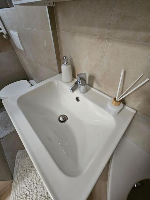 Affordable Suite In Vienna'S Hotpoint Экстерьер фото